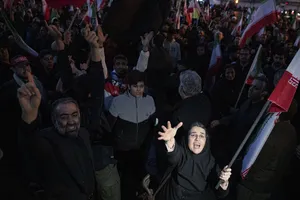  اجتماع مردم تهران در پی خبر شهادت حضرت آیت الله العظمی امام خامنه ای رحمته الله علیه رهبر عظیم الشان انقلاب اسلامی ایران