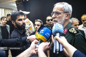  سرتیپ حسین نجات جانشین فرمانده قرارگاه ثارالله در مراسم گرامیداشت چهلمین روز درگذشت شهید سپهبد محمد باقری (محمد حسین افشردی) و همسر وی ( اشرف افشردی) و دختر این فرمانده عزیز (فرشته افشردی)