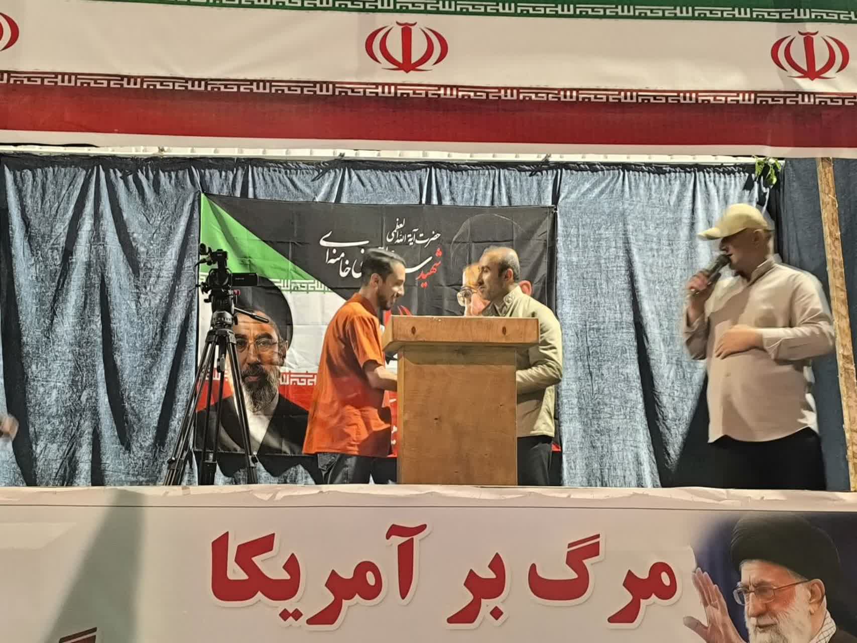 اجتماع شبانه مردم بوکان با حضور دانشگاهیان؛ تأکید بر وحدت، امنیت ملی و پاسداشت آرمانهای شهدا اجتماع شبانه مردم بوکان با حضور دانشگاهیان؛ تأکید بر وحدت، امنیت ملی و پاسداشت آرمانهای شهدا