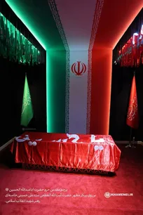 پرچم مقدس حرم حسینی روی پیکر مطهر رهبر شهید؛ قابی ماندگار از وداع عاشورایی