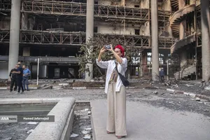 بازدید خبرنگاران خارجی از آثار به&zwnj;جامانده از حمله موشکی رژیم صهیونیستی به ساختمان شیشه ای صدا و سیما که در تاریخ ۲۴ تیرماه صورت گرفت