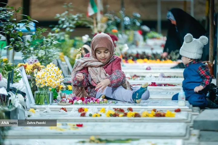 مناجات و روضه‌خوانی در قطعه شهدا