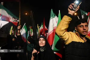 اجتماع به عشق وطن دسته پرچم داران ایران- میدان انقلاب تهران