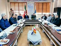 پرچم ضداستکباری شهید سلیمانی توسط جوانان در اهتزاز است