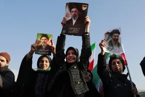 بیعت مردم با آیت&zwnj;الله سید مجتبی خامنه&zwnj;ای سومین رهبر جمهوری اسلامی ایران