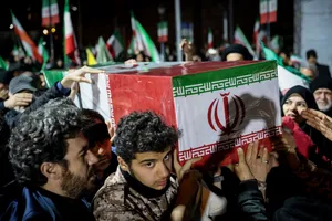 وداع با پیکر شهدای ناوشکن دنا در میدان دریاچه