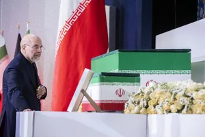 ادای احترام محمدباقر قالیباف رییس مجلس به پیکر امام شهید 