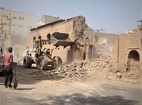 یک بنای تاریخی، یک لودر و چند روایت متناقض؛ چه کسی اجازه تخریب «پادگان روس‌ها» را داد؟