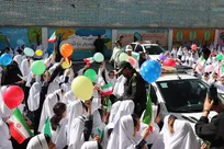 همبستگی نسل جوان با نظم و قانون؛ قدردانی دانش‌آموزان از خدمات پلیس با اهدای گل