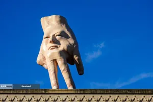 مجسمه 16 فوتی به نام Quasi روی سقف یک گالری هنری در ولینگتون نیوزلند 