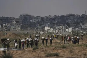 مردم گرسنه غزه برای رسیدن به کمک&zwnj;های غذایی، کیلومترها پیاده&zwnj;روی می&zwnj;کنند