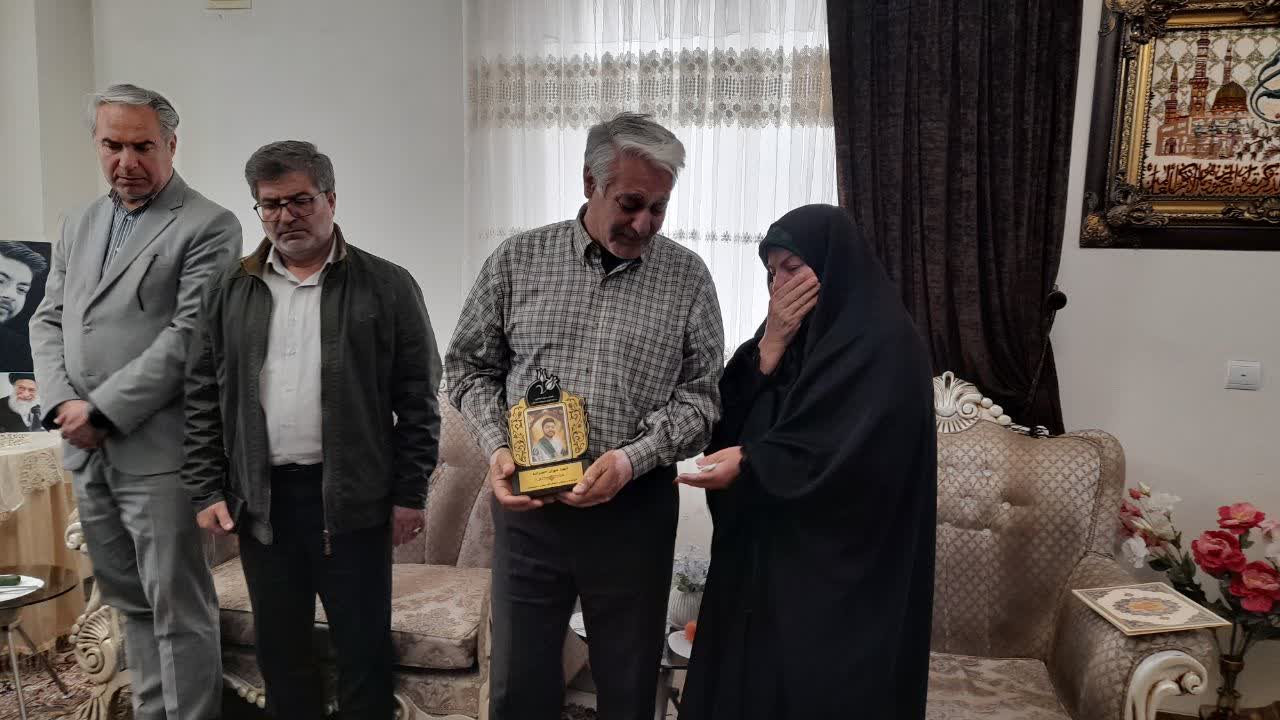 فیلم| اعطای مدرک افتخاری کارشناسی شهید مهران احمدزاده به خانواده شهید