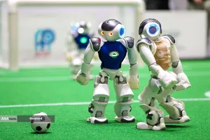 رقابت روبات ها در یک بازی فوتبال در چینگدائو در استان شاندونگ در شرق چین