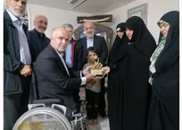 اهدای تندیس «قهرمانان گمنام» به خانواده شهید حاجی زاده
