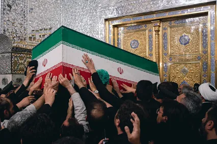 تشییع جثمان القائد الشهید في رواق دار الذكر بالعتبة الرضوية المقدسة