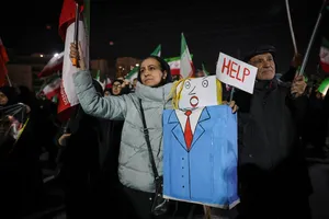 وداع با پیکر شهدای ناوشکن دنا در میدان دریاچه