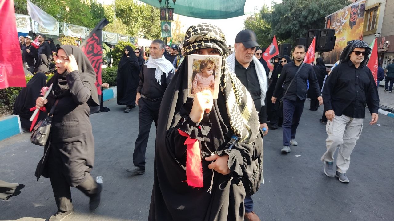 در مسیر حسین؛ تهران قدم‌به‌قدم به اربعین می‌رسد/ روایتی از موشک‌ها و پرچم‌های انتقام +عکس و فیلم