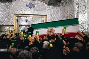 مراسم طواف پیکر رهبر شهید انقلاب بر گرد ضریح مطهر امام رضا(ع)