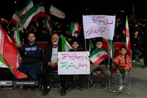 مراسم وداع با شهدای ناوشکن دنا و حمایت از نیروهای مسلح با حضور دکتر بیژن رنجبر و دانشگاهیان دانشگاه آزاد اسلامی استان تهران و اقشار مختلف مردم - میدان فردوسی تهران