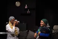 نمایش «لحظه درنگ می‌کند»