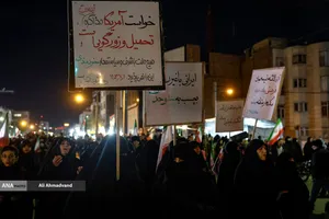 وداع با پیکرهای خانوادگی شهیدان شادکامی در چهارراه نظام&zwnj;آباد