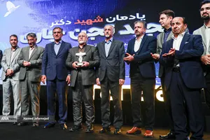 تجلیل از پدر شهید &laquo;مجید تجن جاری&raquo; نخبه هوش مصنوعی و رباتیک که در حمله رژیم صهیونیستی به شهادت رسید - یازدهمین دوره نمایشگاه تراکنش ایران (فابا)