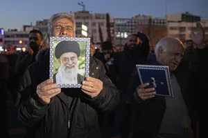  اجتماع مردم تهران در پی خبر شهادت حضرت آیت الله العظمی امام خامنه ای رحمته الله علیه رهبر عظیم الشان انقلاب اسلامی ایران