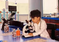 خردسال‌ترین نابغه ایران با ضریب هوشی ۱۶۰/ از خواندن و نوشتن انگلیسی تا روایت قانون سوم نیوتن + فیلم