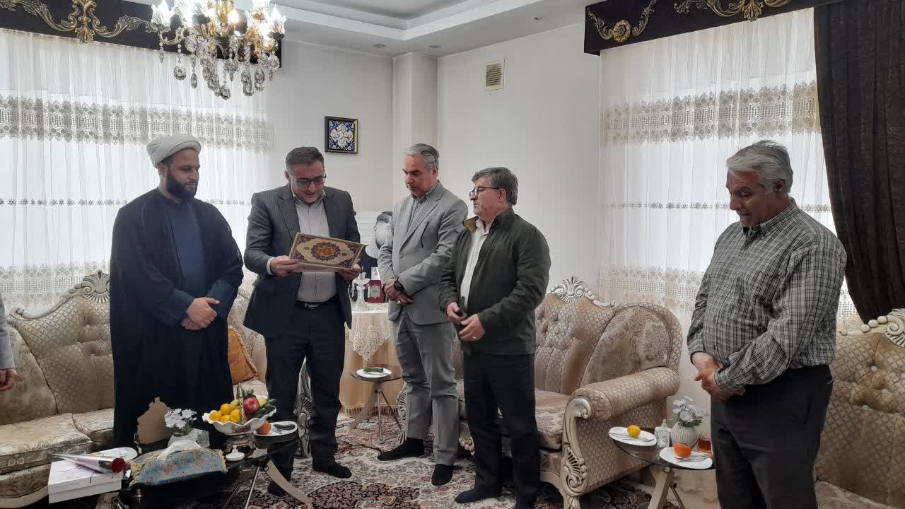 فیلم| اعطای مدرک افتخاری کارشناسی شهید مهران احمدزاده به خانواده شهید