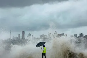 برخورد امواج سهمگین به سواحل بمبئی، هند