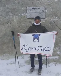صعود کارمند دانشگاه آزاد اشکذر به قله ۵ هزار و ۶۱۰ متری دماوند/ پرچم دانشگاه آزاد اشکذر برافراشته شد