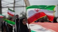 زنانی که جنگ را از پشت جبهه روایت کردند/ حماسه‌ای به وسعت دست‌های بانوان