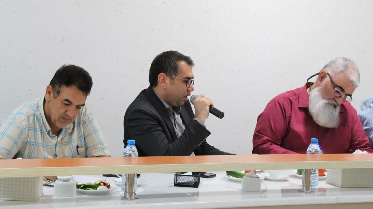 تأکید بر نقش اعتماد و مسئولیتپذیری خبرنگاران در عصر هوش مصنوعی تأکید بر نقش اعتماد و مسئولیتپذیری خبرنگاران در عصر هوش مصنوعی
