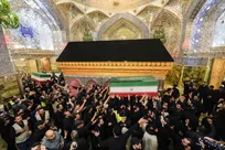اقامه نماز بر پیکر مطهر خانواده رهبر شهید در حرم مطهر حضرت امیرالمؤمنین(ع)
