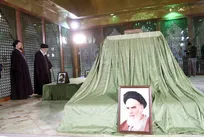 رهبر انقلاب در حرم مطهر امام راحل و گلزار شهدای بهشت زهرا(س) حضور یافتند