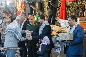 تجلیل از خانواده شهدا در مراسم بیستمین یادواره ۸۴ شهید محله نبرد تهران 