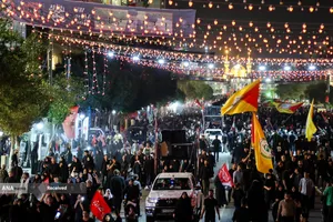 زائران حرم رضوی در انتظار وداع تاریخی با رهبر شهید امت