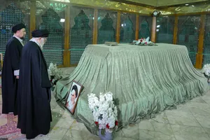 حضور رهبر انقلاب در حرم حضرت امام خمینی(ره)