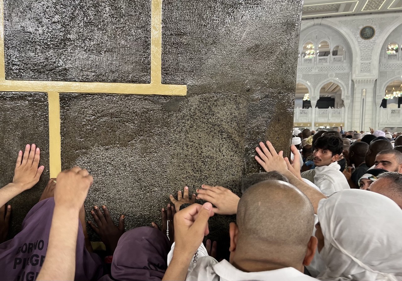 ضیافت علوی درحریم کبریا؛ کام حجاج ایرانی با عطر غدیر در مکه شیرین شد/ پخت ۲۶ هزار شیرینی به شکرانه ولایت+عکس و فیلم 