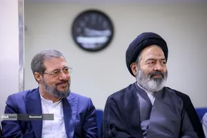 حجت الاسلام والمسلمین سید عبدالفتاح نواب سرپرست حجاج ایرانی و علیرضا بیات رئیس سازمان حج و زیارت در همایش سراسری زائران اهل سنت با عنوان همگرایی اسلامی در حج برای دفاع از فلسطین