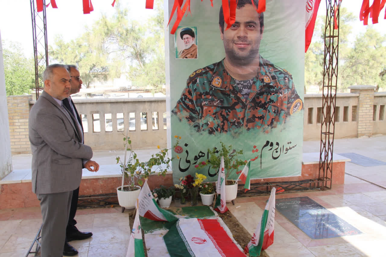 اعضای هیئت رئیسه دانشگاه آزاد بوشهر در منزل شهید شاهونی؛ تجدیدمیثاق با آرمان‌های انقلاب و امام