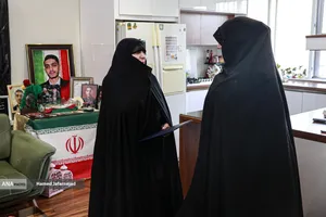 دیدار طهورا نوروزی مدیرعامل بنیاد عفاف و حجاب با خانواده نخبه شهید علی حیدرزاده
