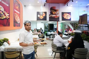 حضور مردم در رستوران ها و غذاخوری ها در شب های تهران 