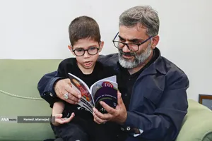 دیدار حسن فارسی جوکار مدیر گروه رسانه دانشگاه انقلاب اسلامی با خانواده نخبه شهید علی حیدرزاده