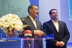 محمدجعفر قائم پناه معاون امور اجرایی رئیس جمهور و ابوالفضل نجارزاده مدیرعامل بانک ملی ایران در آیین رونمایی از خدمات و محصولات دیجیتال بانک ملی 