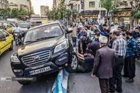 برخورد عجیب خودرو با جدول