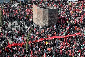 تشییع پیکر مطهر آقای شهید ایران و خانواده ایشان -۱
