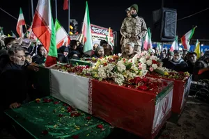 وداع با پیکر شهدای ناوشکن دنا در میدان دریاچه