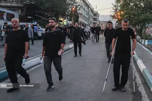 حرکت مردم عزادار بسمت مصلی تهران برای وداع با رهبر شهید انقلاب