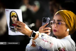 بازدید خبرنگاران خارجی از آثار به&zwnj;جامانده از حمله موشکی رژیم صهیونیستی به ساختمان شیشه ای صدا و سیما که در تاریخ ۲۴ تیرماه صورت گرفت